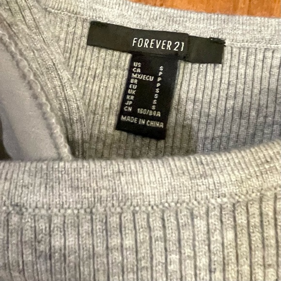 Forever 21 Gray ribbed Knit Long sleeve crop Twist Front Top w/ Shoulder Pads -S - Picture 7 of 8